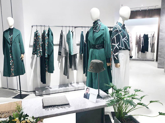 AM服装陈列展示滚动