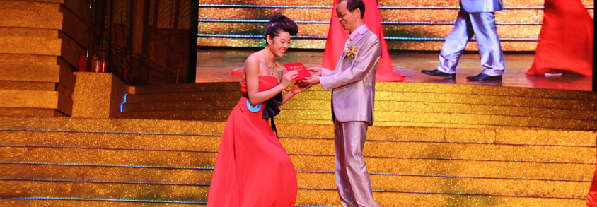 迪芬娜集团董事长给获奖选手冠军颁奖