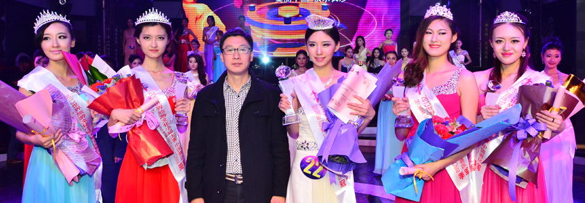 迪芬娜湖南区域负责人肖总在给获奖佳丽颁奖