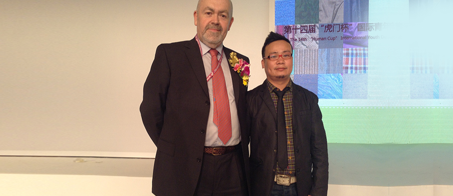 JACKY ZHOU先生与英国霍林斯学院院长罗伯特·斯洛恩·伦佛鲁先生合影