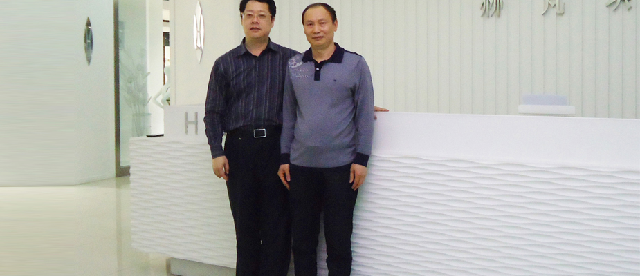 江西省信丰县县长邱建军到访考察指导工作，与董事长合影