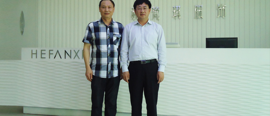 江西省信丰县委张书记到访考察指导工作，与董事长合影