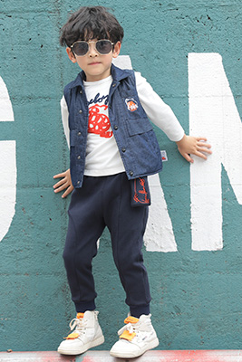 形仔童装产品图