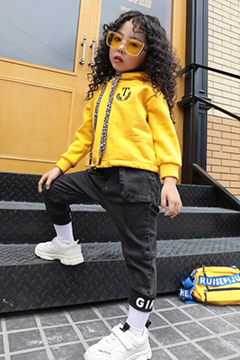 形仔童装产品图