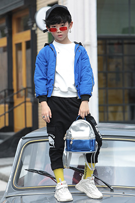 形仔童装产品图