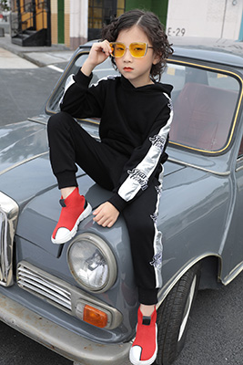 形仔童装产品图