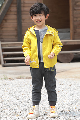 形仔童装产品图