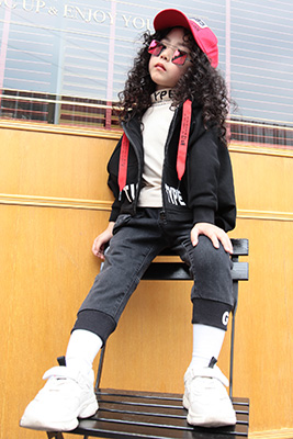 形仔童装产品图