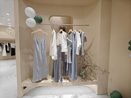 以文女装店铺图