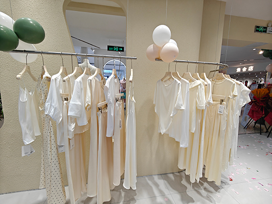 以文女装店铺图